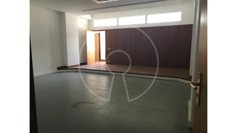 Escritório para Arrendamento em Ajuda