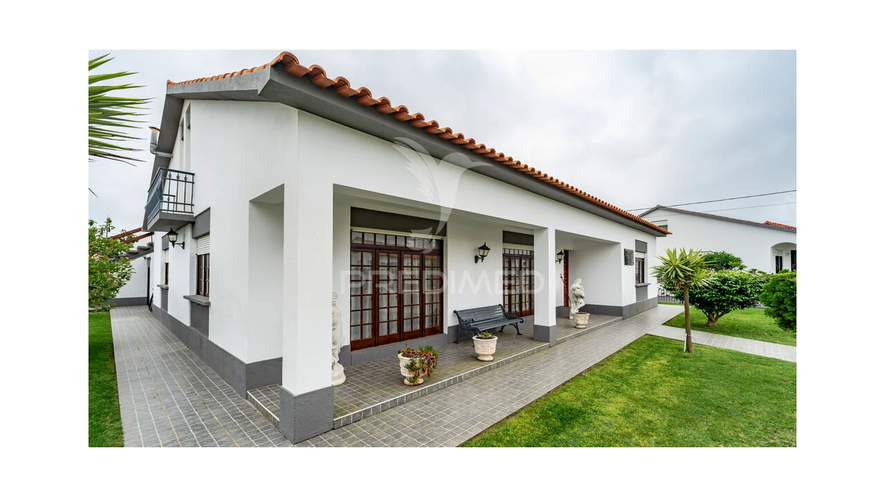 Moradia T4 para Venda em Angra (São Pedro) Foto 1