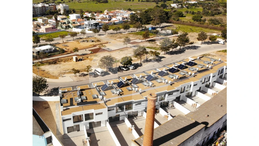 Moradia T3 para Venda em Quelfes Foto 9