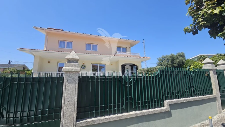 Moradia T4 para Venda em Areias, Sequeirô, Lama e Palmeira Foto 3