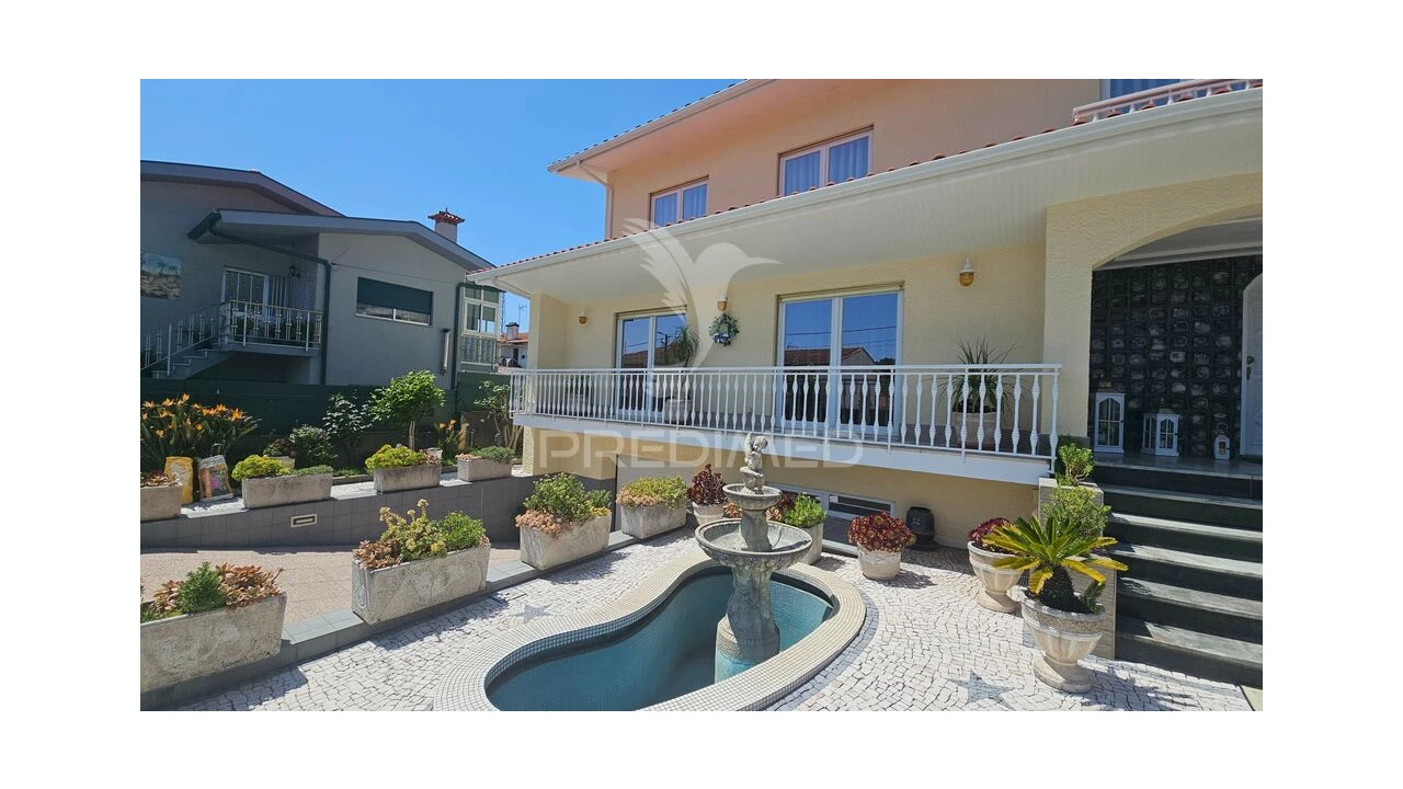 Moradia T4 para Venda em Areias, Sequeirô, Lama e Palmeira Foto 1