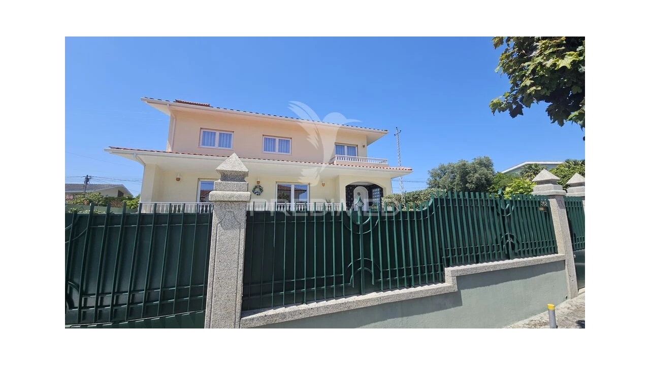 Moradia T4 para Venda em Areias, Sequeirô, Lama e Palmeira Foto 3