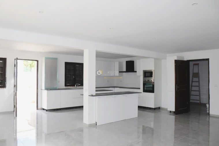 Moradia T4 para Venda em Quarteira Foto 5