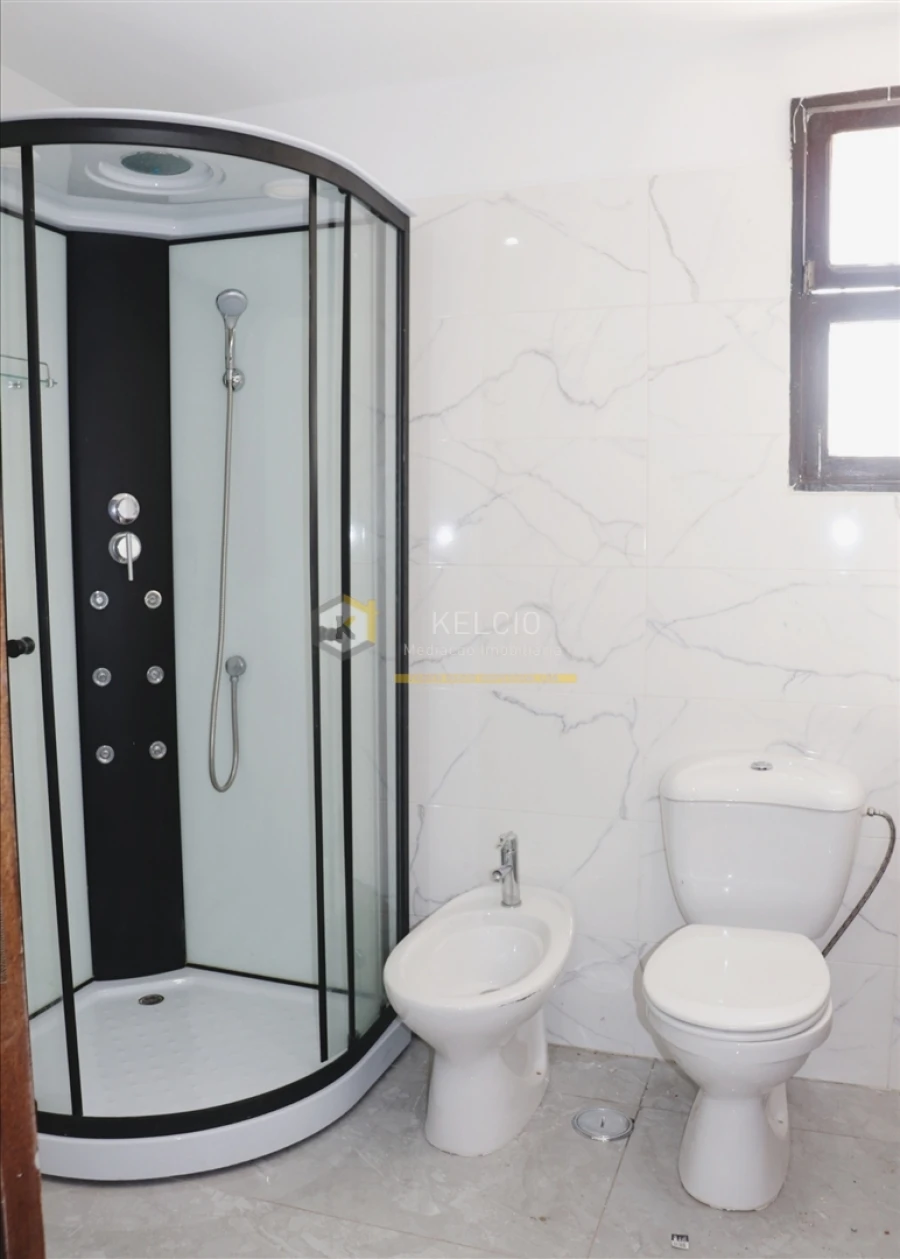 Moradia T4 para Venda em Quarteira Foto 10