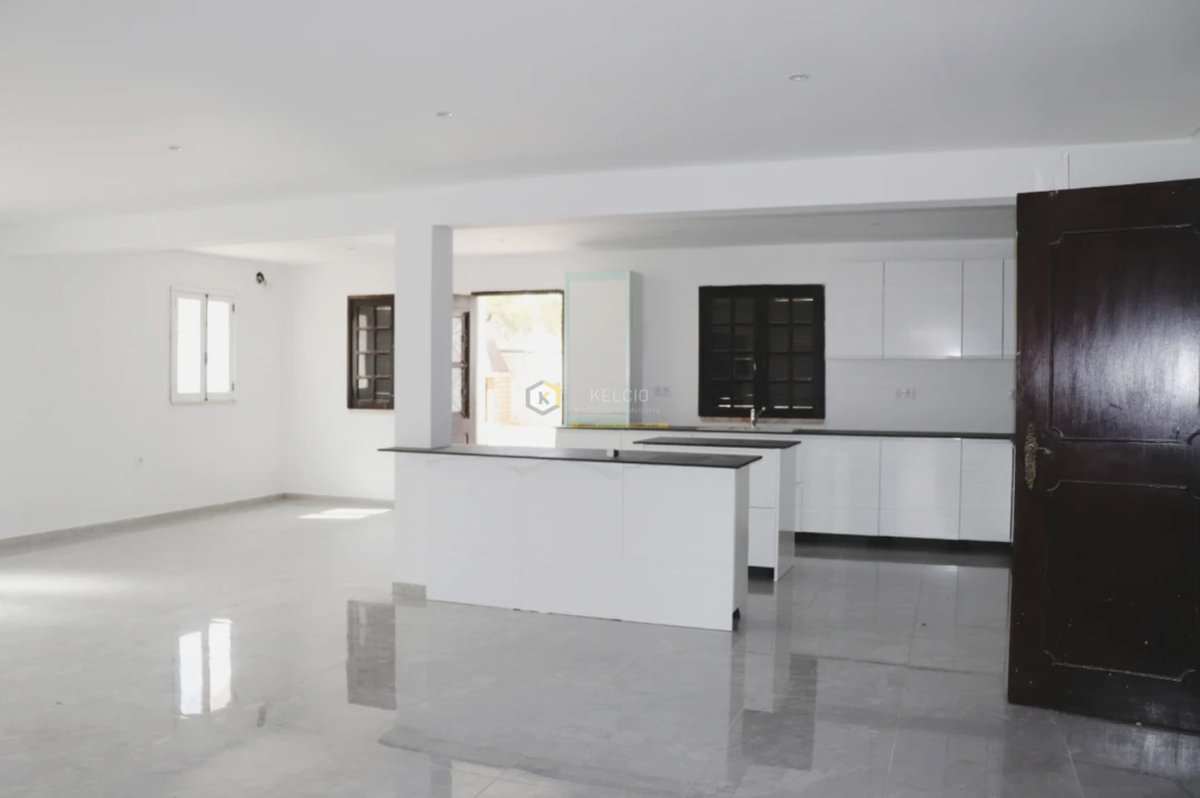 Moradia T4 para Venda em Quarteira Foto 4