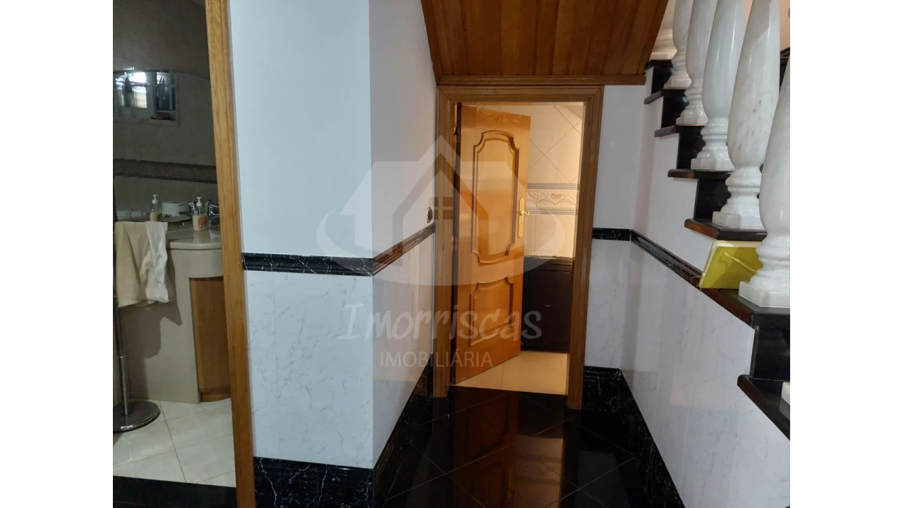 Moradia T4 para Venda em Vialonga Foto 9