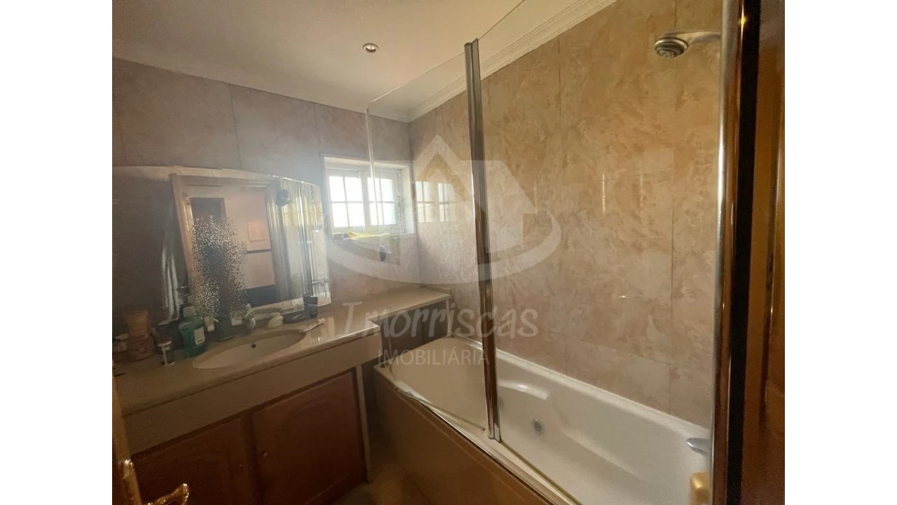 Moradia T4 para Venda em Vialonga Foto 16