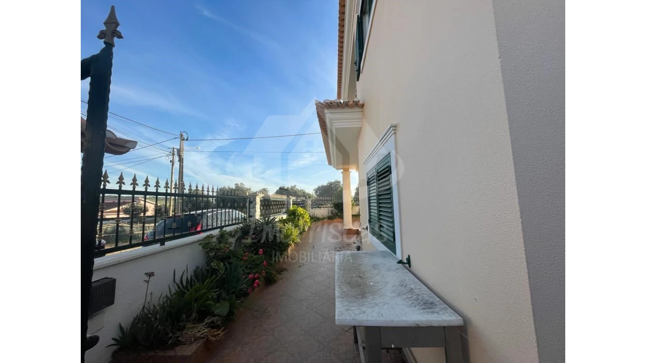 Moradia T4 para Venda em Vialonga Foto 28