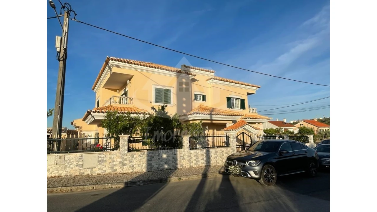 Moradia T4 para Venda em Vialonga Foto 1