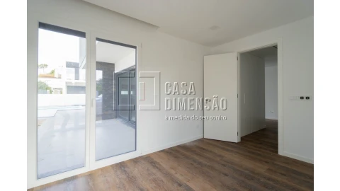 Moradia T4 para Venda em Charneca de Caparica e Sobreda