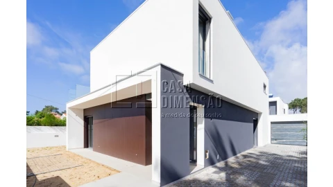Moradia T4 para Venda em Charneca de Caparica e Sobreda