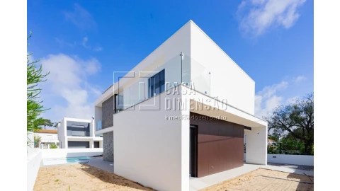 Moradia T4 para Venda em Charneca de Caparica e Sobreda