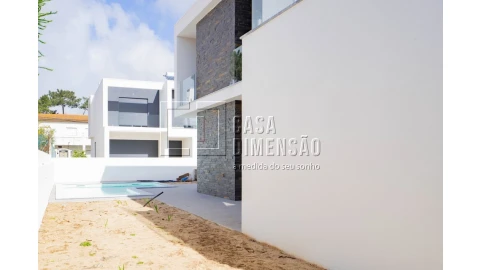 Moradia T4 para Venda em Charneca de Caparica e Sobreda