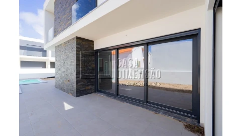 Moradia T4 para Venda em Charneca de Caparica e Sobreda