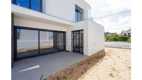 Moradia T4 para Venda em Charneca de Caparica e Sobreda