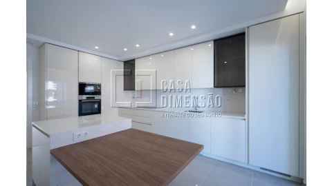 Apartamento T2 para Venda em Carnaxide e Queijas