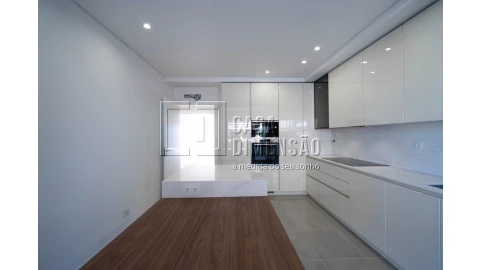 Apartamento T2 para Venda em Carnaxide e Queijas