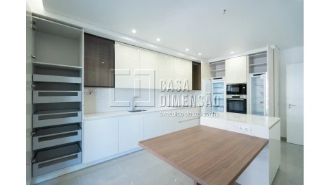 Apartamento T3 para Venda em Carnaxide e Queijas