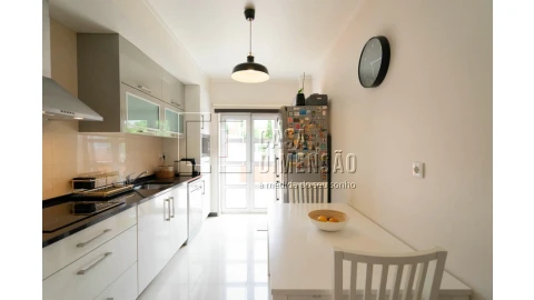 Apartamento T1 para Venda em Carnaxide e Queijas