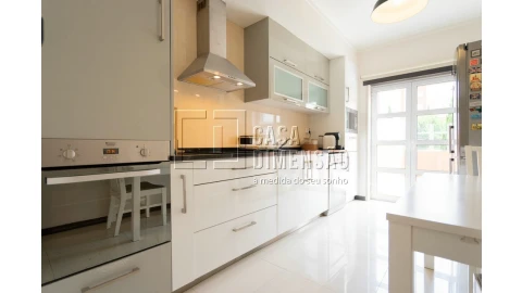 Apartamento T1 para Venda em Carnaxide e Queijas