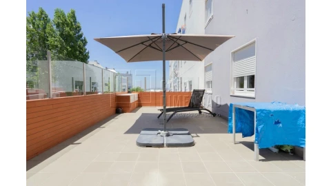 Apartamento T1 para Venda em Carnaxide e Queijas