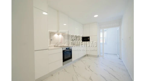 Apartamento T1 para Venda em Carnaxide e Queijas