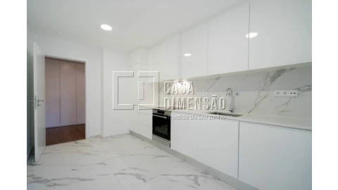 Apartamento T1 para Venda em Carnaxide e Queijas