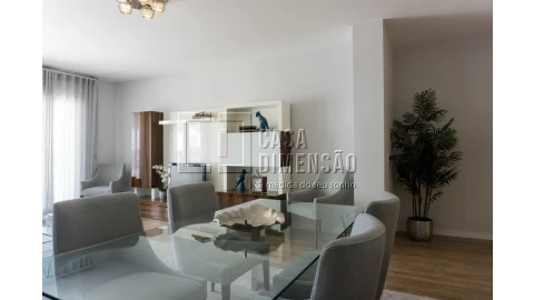 Apartamento T3 para Venda em Carnaxide e Queijas