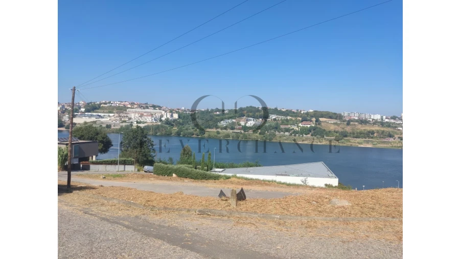 Terreno para Venda em Oliveira do Douro Foto 1