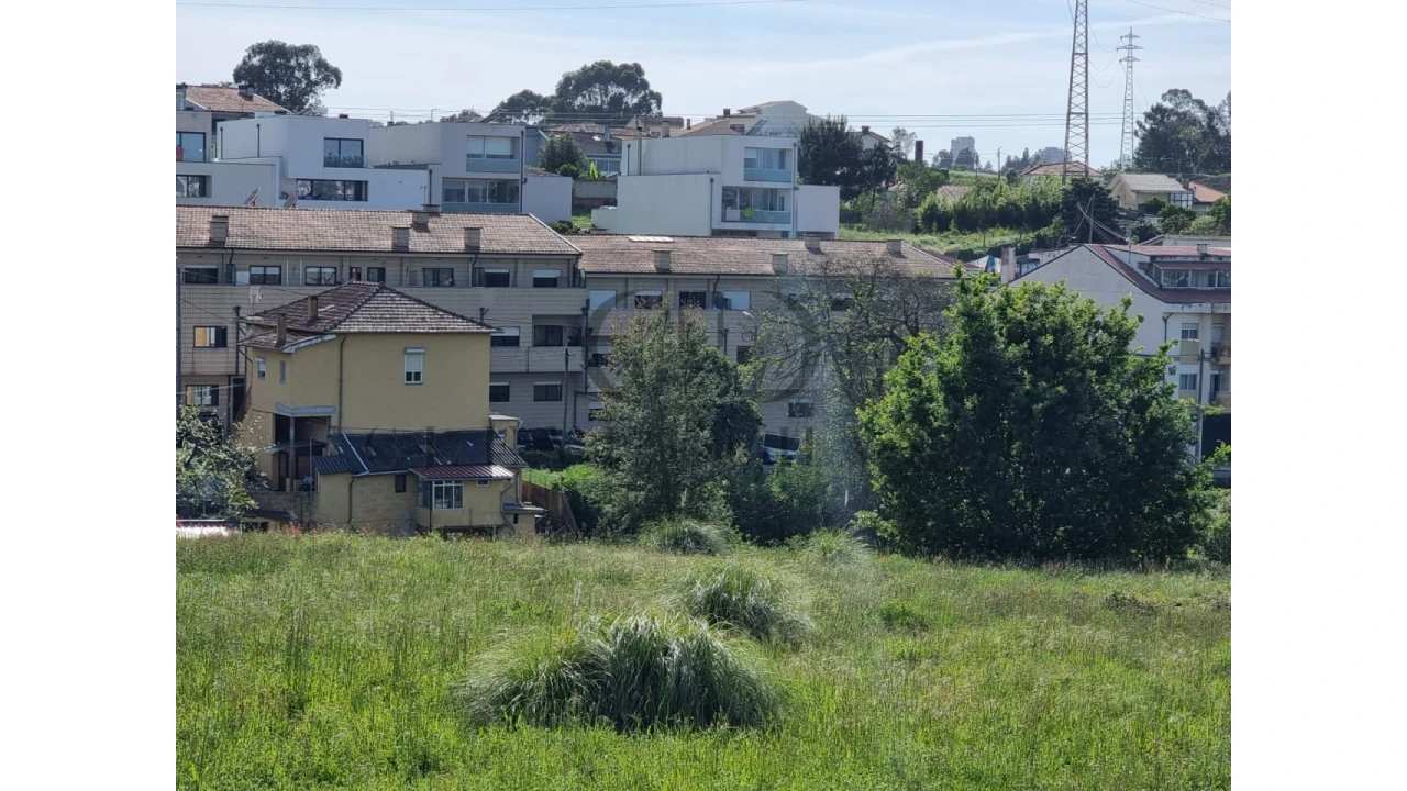 Terreno para Venda em Oliveira do Douro Foto 1