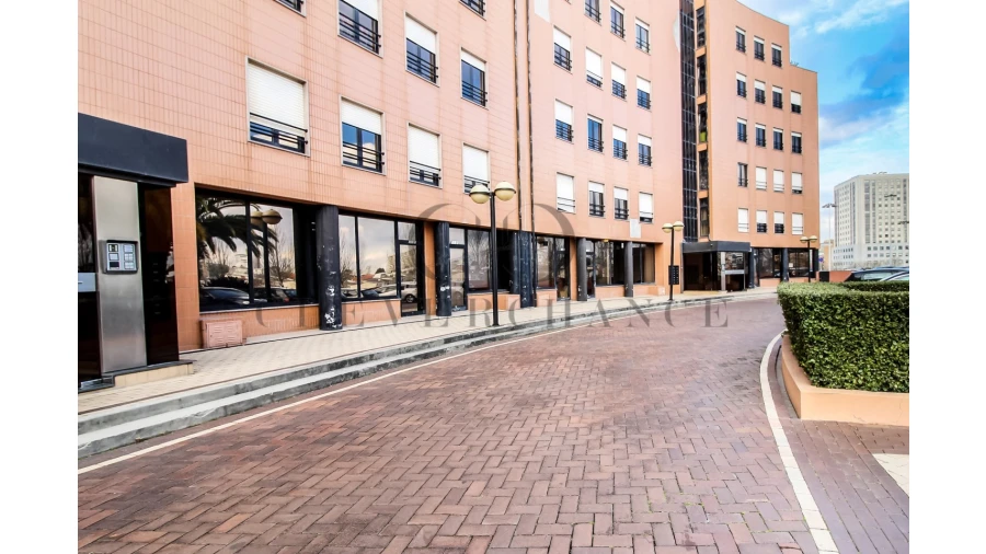 Loja para Arrendamento em Lordelo do Ouro e Massarelos Foto 3