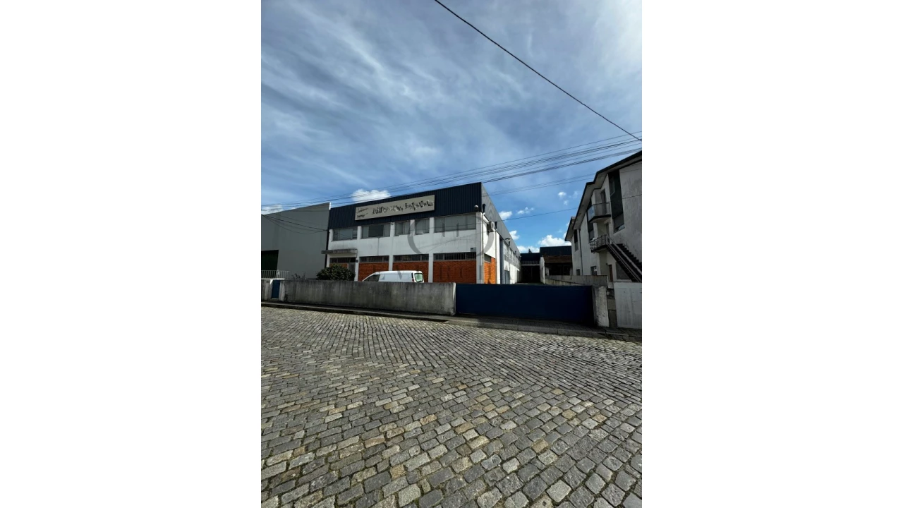 Armazém para Venda em Milheiros Foto 2