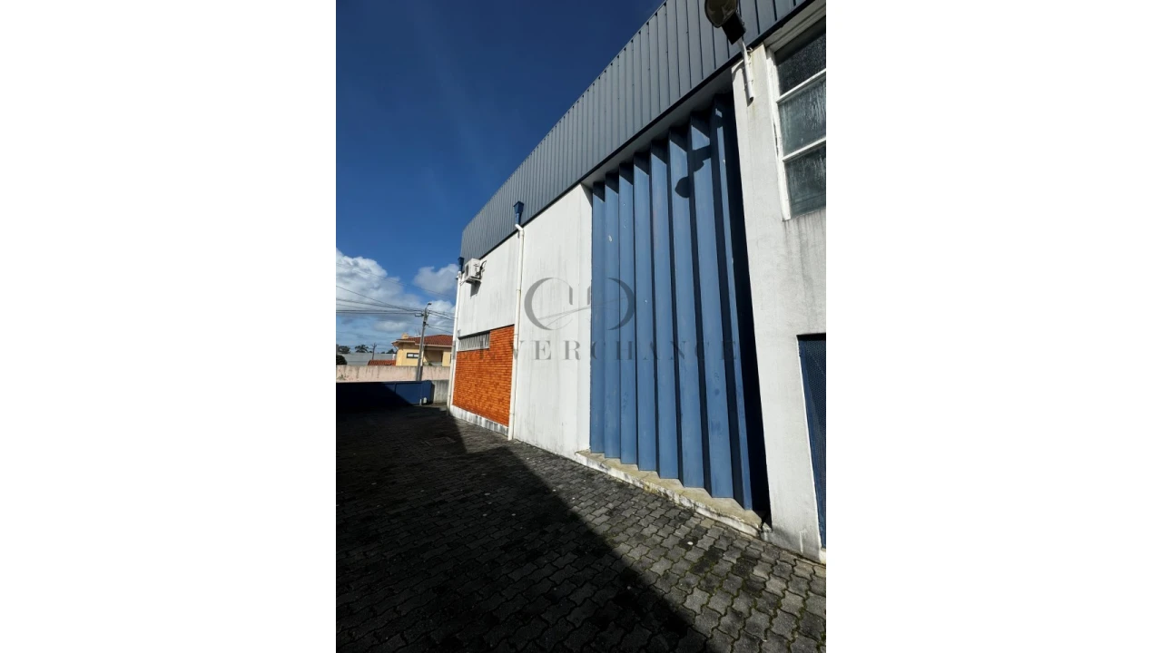 Armazém para Venda em Milheiros Foto 3