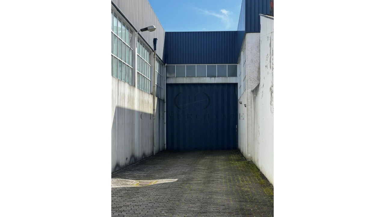 Armazém para Venda em Milheiros Foto 5