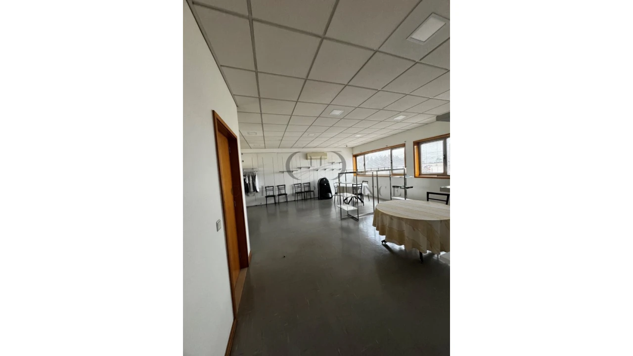 Armazém para Venda em Milheiros Foto 8