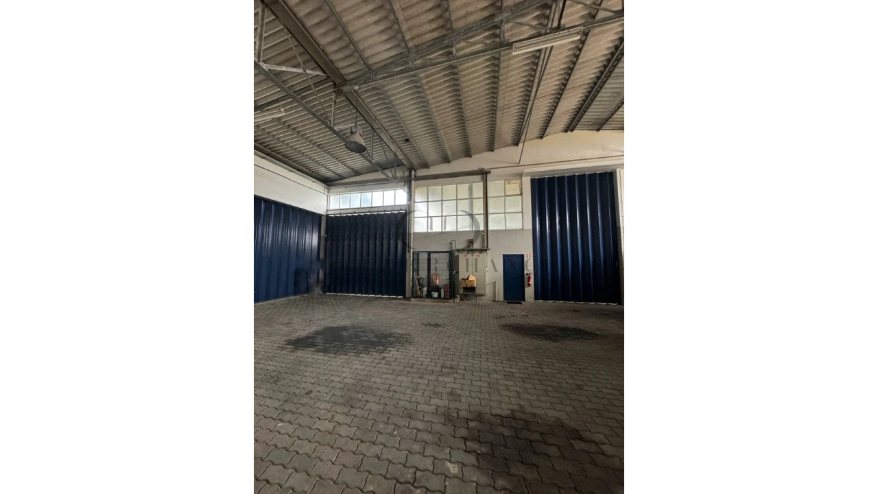 Armazém para Venda em Milheiros Foto 10