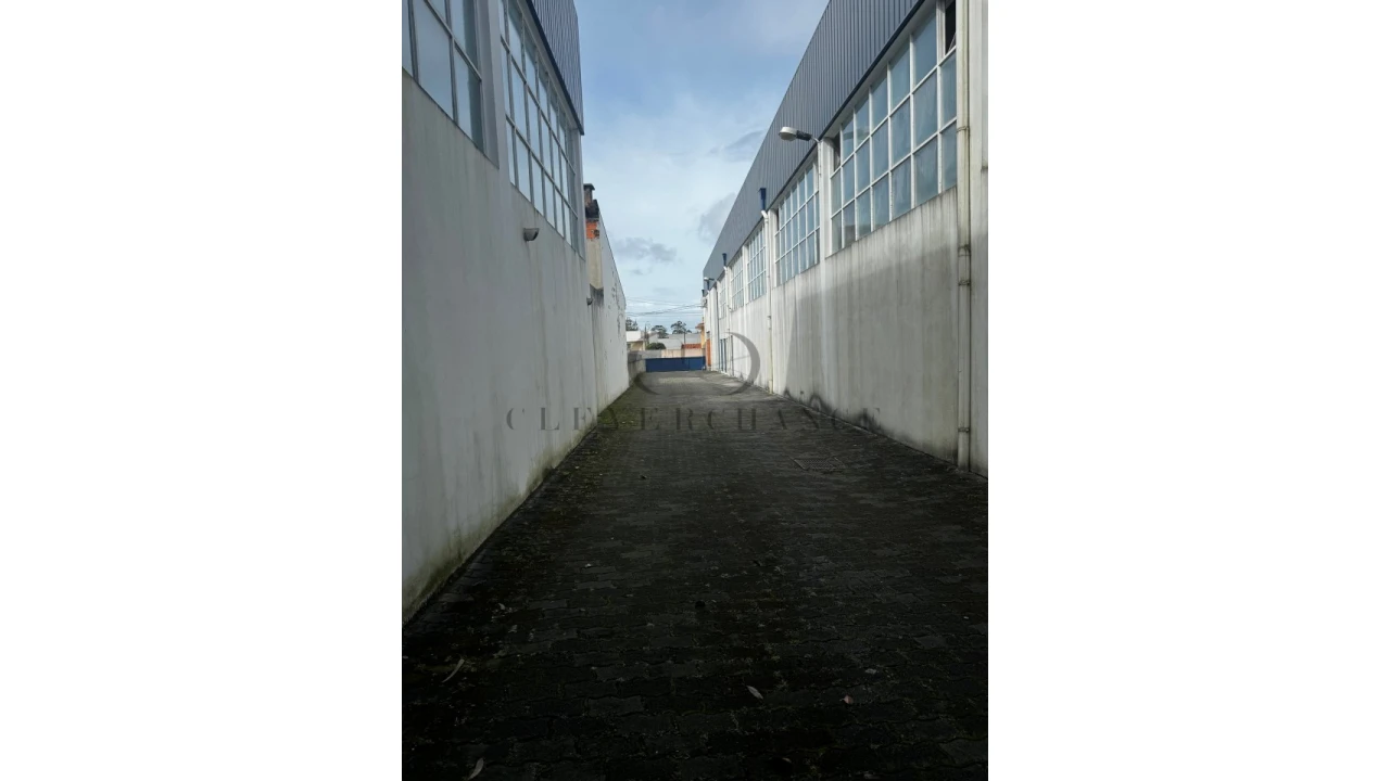 Armazém para Venda em Milheiros Foto 11