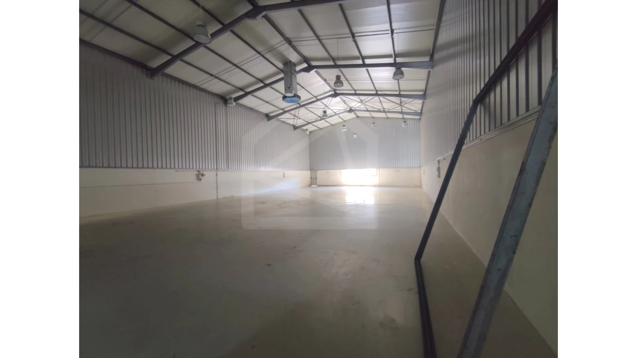 Armazém para Venda em São João da Madeira Foto 1