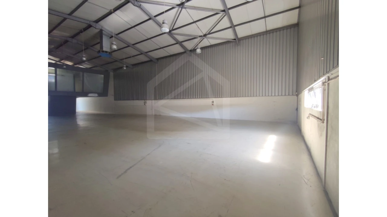 Armazém para Venda em São João da Madeira Foto 6