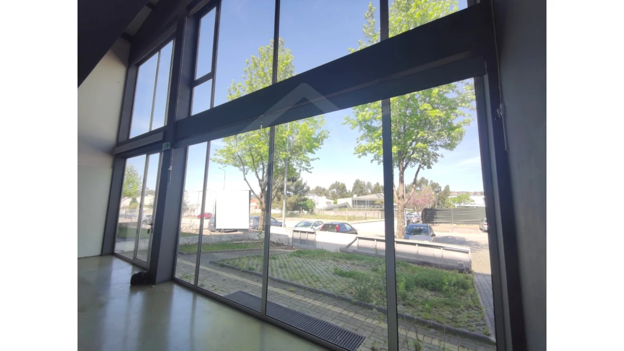 Armazém para Venda em São João da Madeira Foto 13