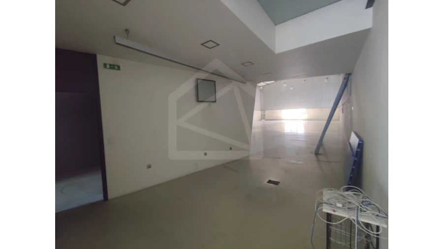 Armazém para Venda em São João da Madeira Foto 8