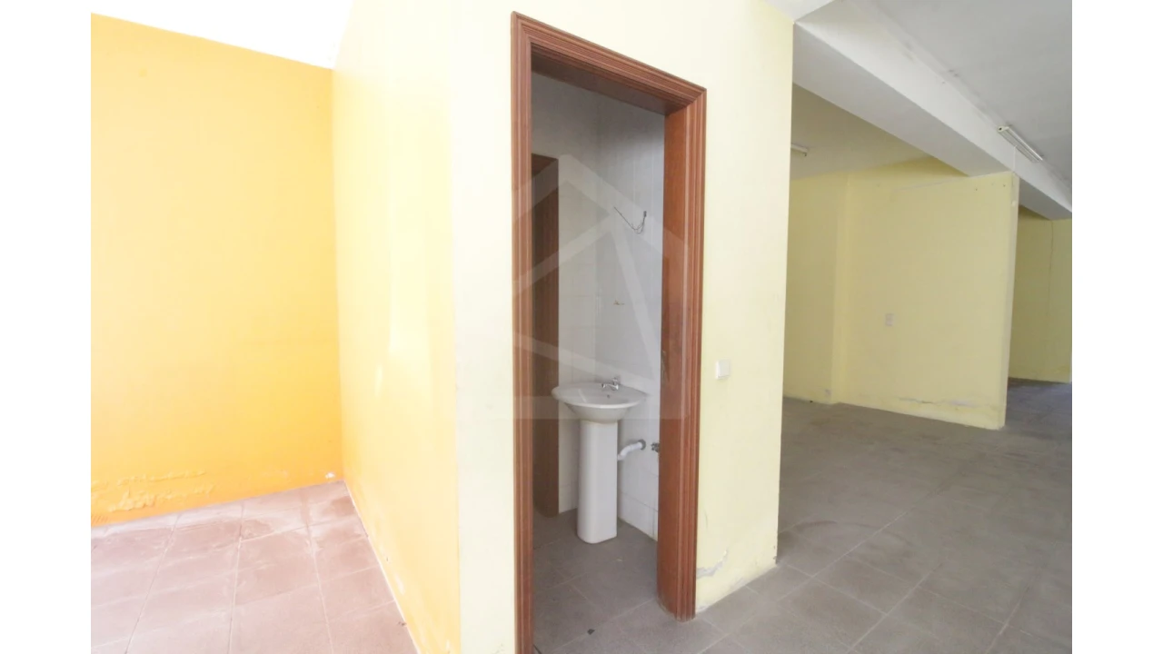 Loja para Venda em Santa Maria de Lamas Foto 16