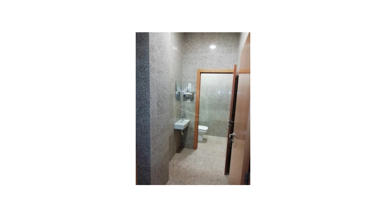 Loja para Arrendamento em Lordelo do Ouro e Massarelos Foto 9