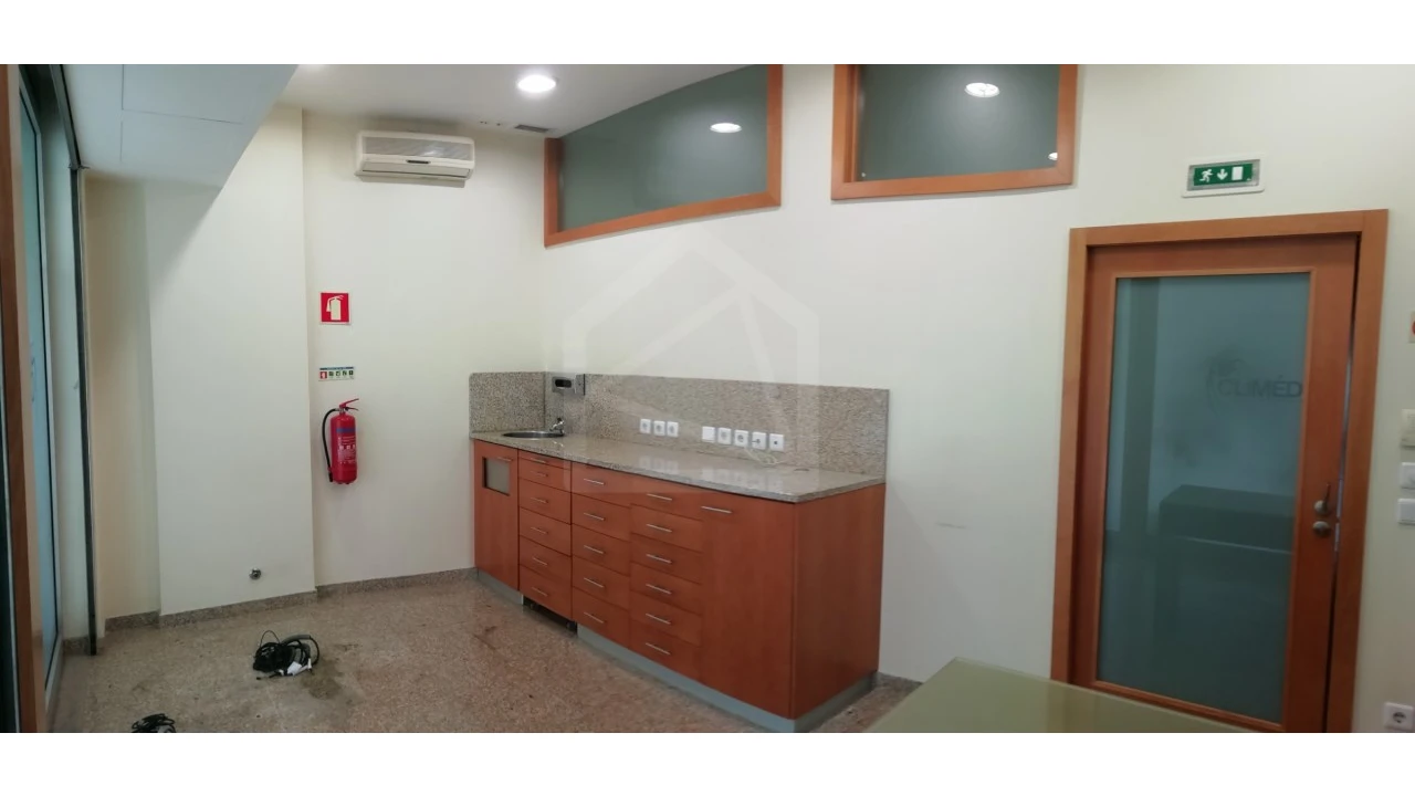 Loja para Arrendamento em Lordelo do Ouro e Massarelos Foto 13