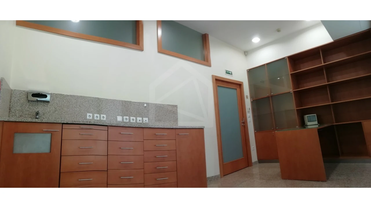 Loja para Arrendamento em Lordelo do Ouro e Massarelos Foto 14