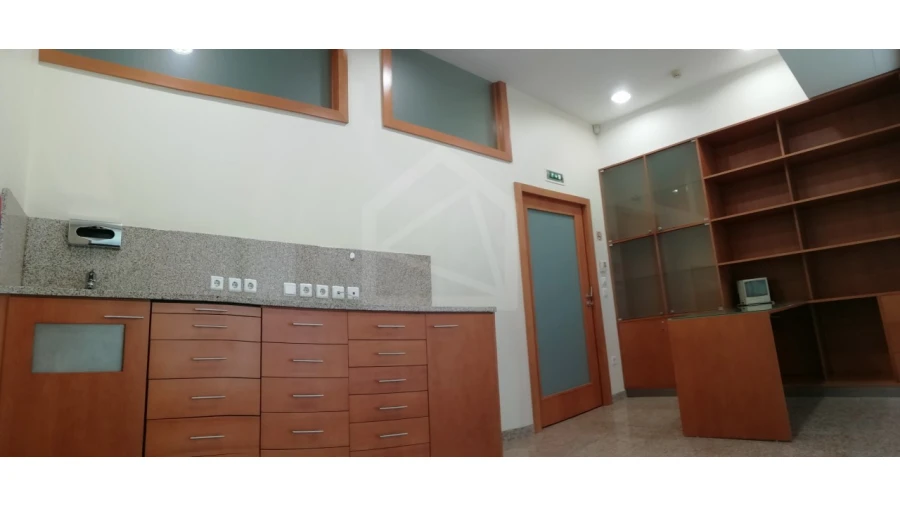 Loja para Arrendamento em Lordelo do Ouro e Massarelos Foto 14