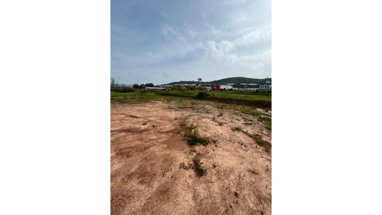 Terreno Comércio / Armazém para Venda em Santo António dos Cavaleiros e Frielas Foto 2