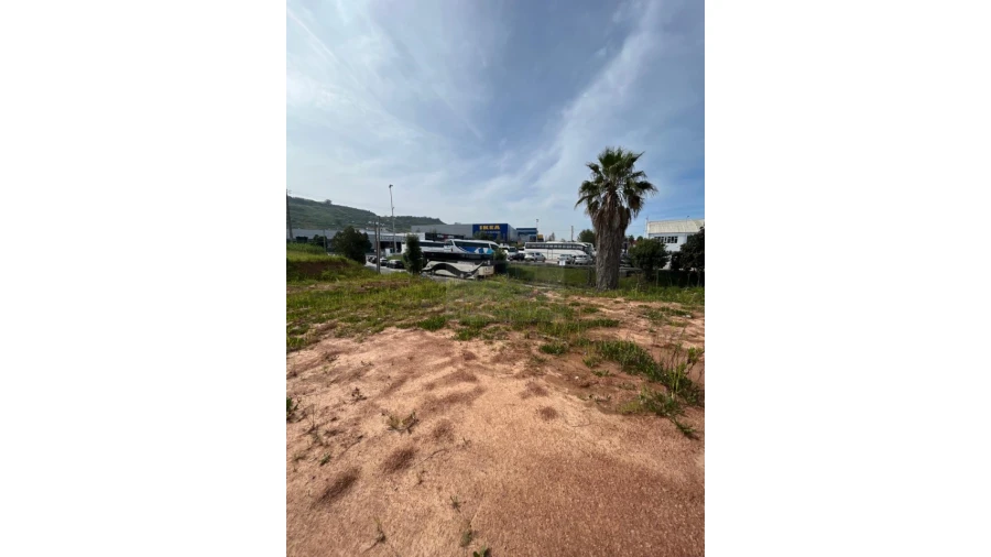 Terreno Comércio / Armazém para Venda em Santo António dos Cavaleiros e Frielas Foto 3