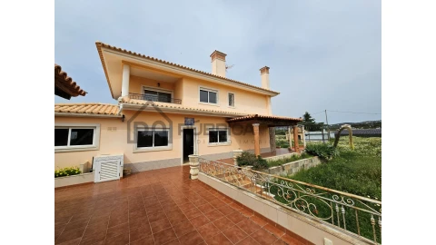 Moradia T3 para Venda em Santa Barbara de Nexe