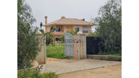 Moradia T3 para Venda em Santa Barbara de Nexe